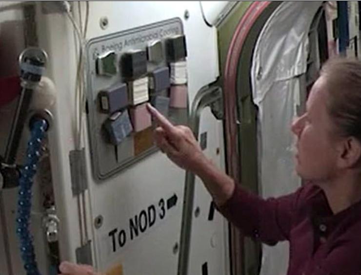 Разработанное компанией Boeing антимикробное покрытие, способное убивать бактерии и коронавирус, проходит испытания астронавтами на МКС