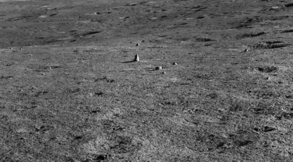 Марсоход обнаружил необычную вытянутую скалу на дальней стороне Луны