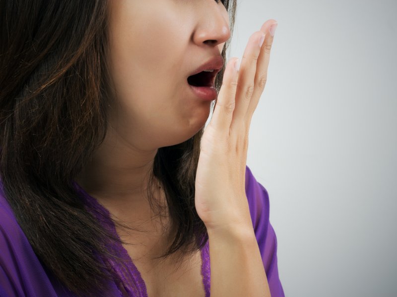 Плохой запах изо рта может быть симптомом COVID-19: мнение врача-отоларинголога