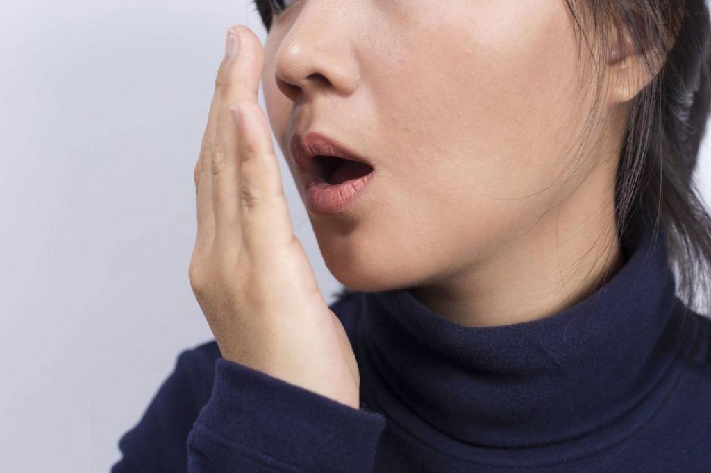 Плохой запах изо рта может быть симптомом COVID-19: мнение врача-отоларинголога