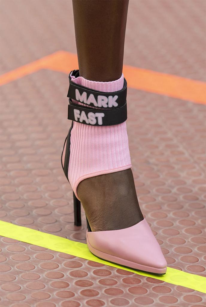 Дизайнеры советуют быть яркими весной-2021 и носить обувь в конфетных розовых оттенках