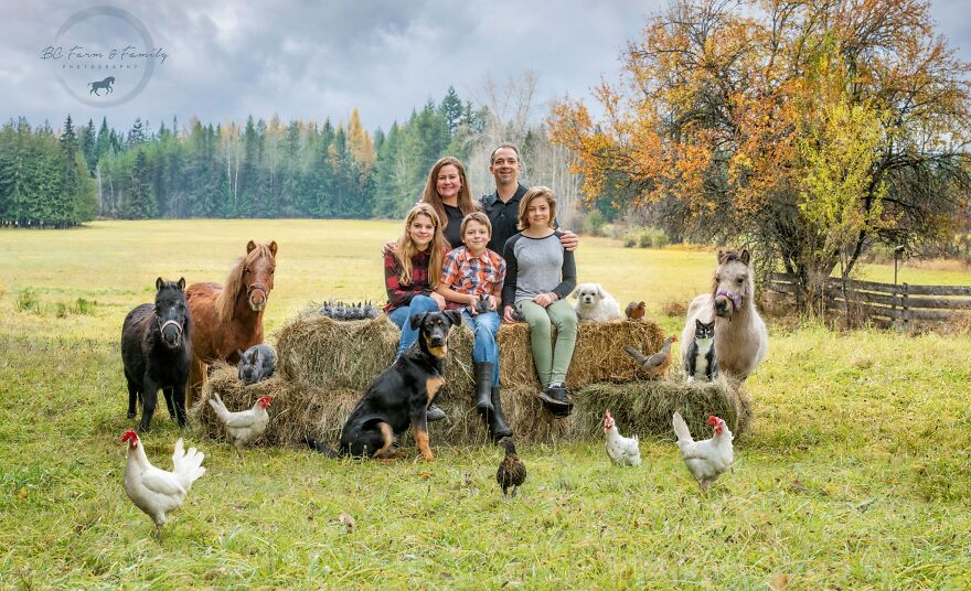 Фотограф снимает семьи фермеров с их питомцами на природе. Получаются очень теплые фото
