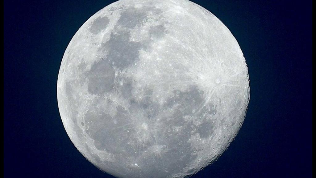 Частицы, распространяющиеся с полюсов Земли, могут взаимодействовать с лунными породами, создавая воду, говорят ученые