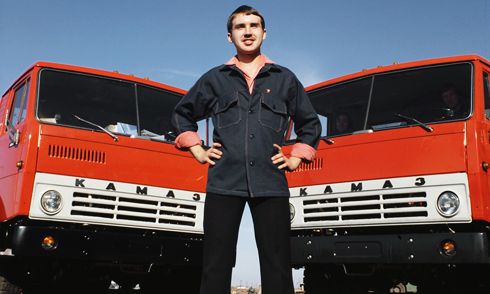 Настоящий символ страны: завод КамАЗ отметил 45-летие с момента выпуска первого грузовика серии