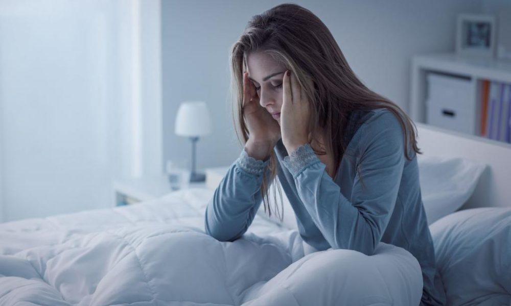 Беспокойство, плотное питание: шесть причин частого пробуждения в полночь и способы, как их преодолеть