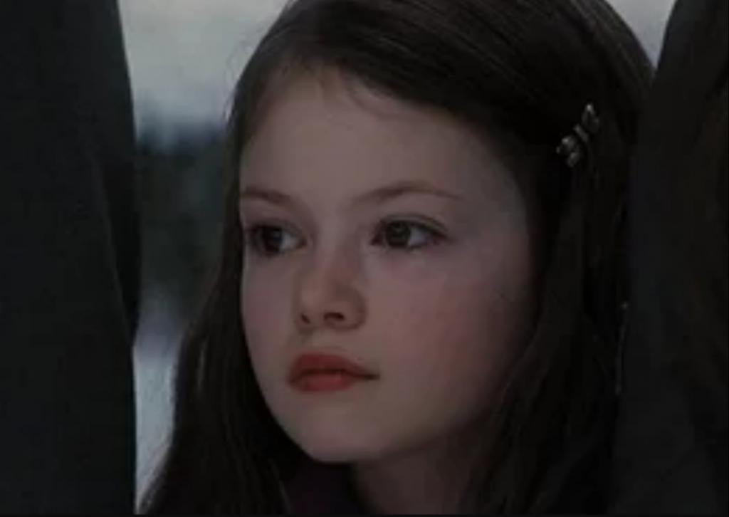 Актрисе, сыгравшей дочь Эдварда и Беллы в "Сумерках", уже 20 лет: малышку Ренесми в ней сложно узнать