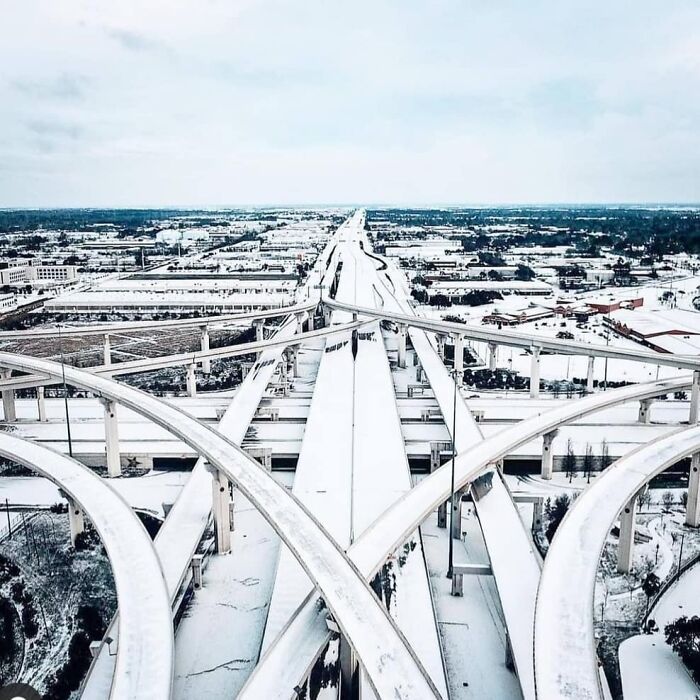 10 фотографий, показывающих, как Техас справляется холодами. Таких морозов в штате не было с 1989 года