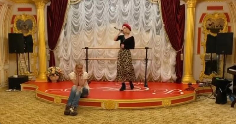 Дочь Волочковой Ариадна дебютировала в качестве певицы в шоу матери «Балерина в зазеркалье цирка»