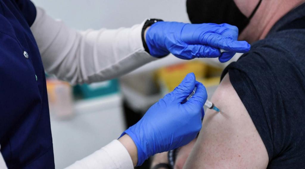 Минздрав одобрил проведение третьей фазы испытаний вакцины «Спутник Лайт»