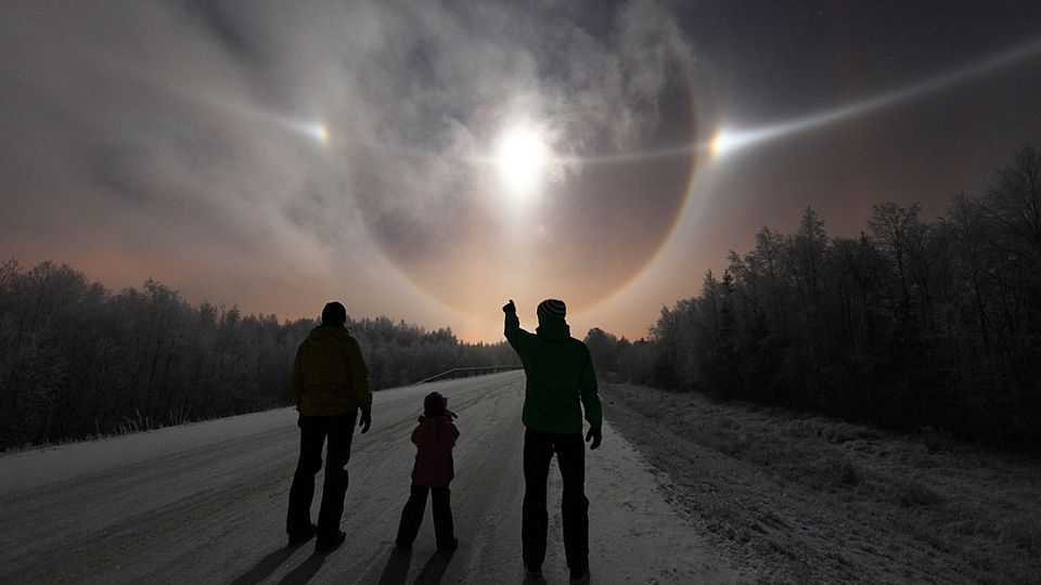 Увидеть такое природное явление – это невероятная удача: в небе над Финляндией появился редкий ореол вокруг нашего светила
