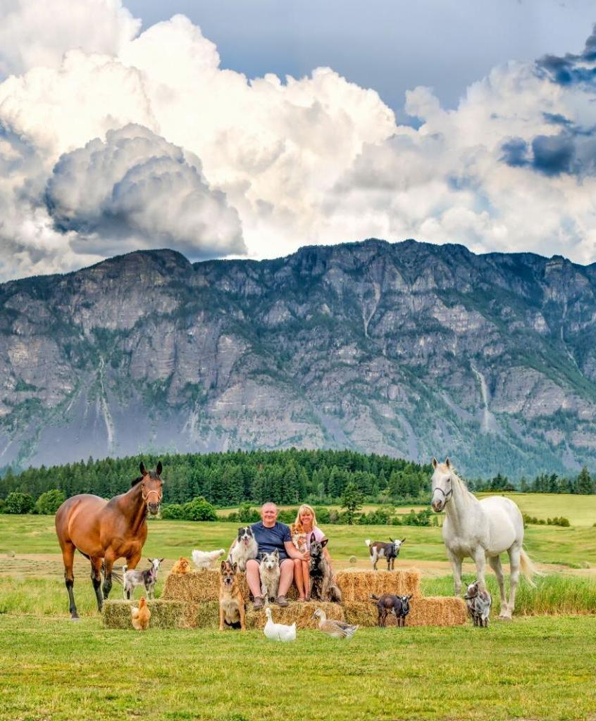 Фотограф путешествует по стране и делает снимки фермерских семей со всеми их животными