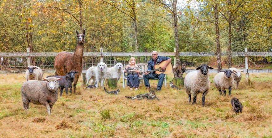 Фотограф путешествует по стране и делает снимки фермерских семей со всеми их животными