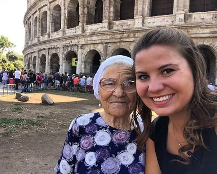Русская 91-летняя бабушка стала популярной в Сети, путешествуя по миру самостоятельно: самые яркие фото ее приключений