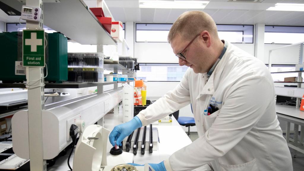 В лаборатории Vita в Финляндии ученые обнаружили новый штамм коронавируса. Он имеет черты как британского, так и южноафриканского варианта