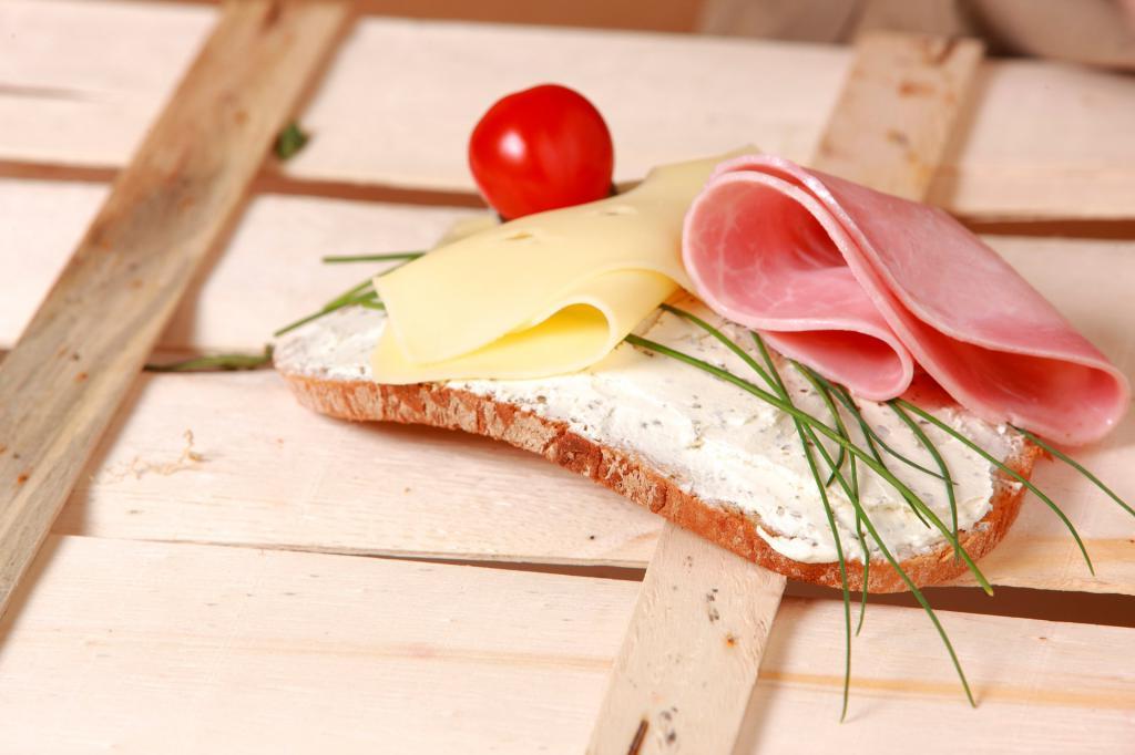 Диетолог рассказала о полезной альтернативе колбасе в бутербродах. Например, паста из рыбных консервов
