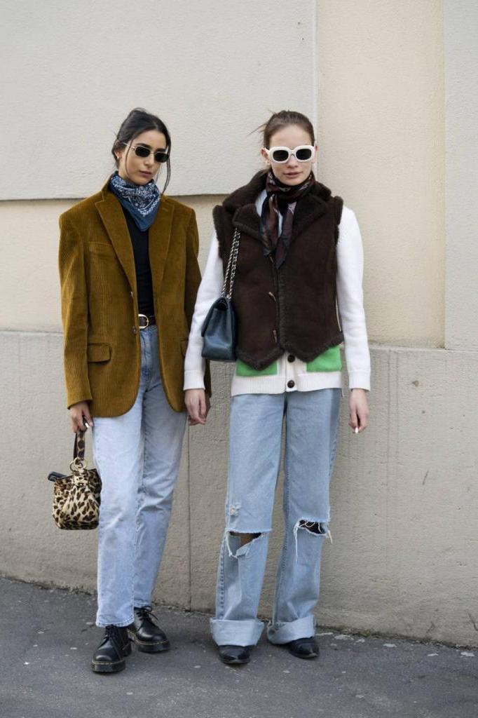 Как и с чем носить тренд весны 2021 года широкие джинсы: модные уловки и стильные образы
