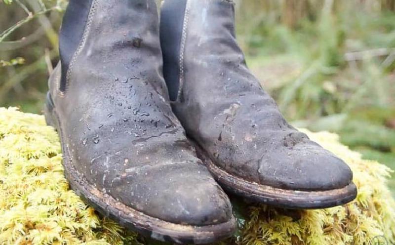 Ботинки не промокнут, даже если прыгнуть в лужу: простой лайфхак, который сделает кожаную обувь водонепроницаемой