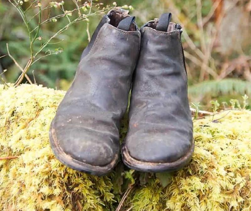 Ботинки не промокнут, даже если прыгнуть в лужу: простой лайфхак, который сделает кожаную обувь водонепроницаемой