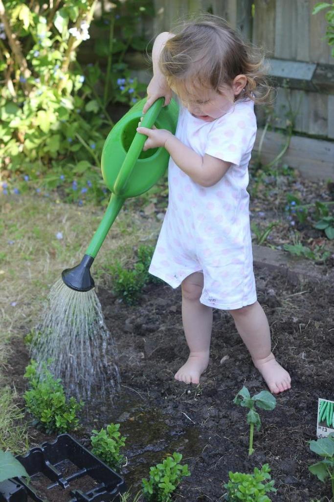 Посадите любимый цветок и купите маленькую лейку: как помочь детям полюбить возиться в саду