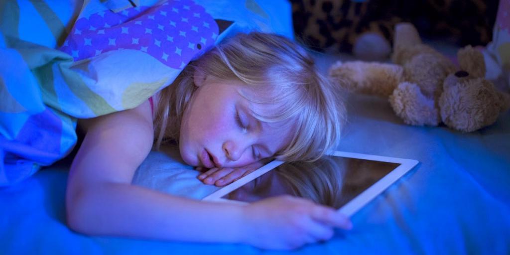 Чем грозит подростку 6 часов сна и как с этим связаны гаджеты. Мнение исследователей