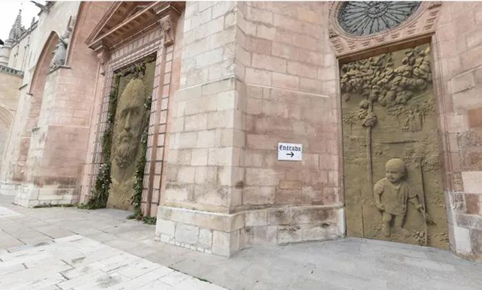 Испания: великолепный готический собор Бургоса хотят обновить дверями за 1,2 млн €, но тысячи людей против реконструкции
