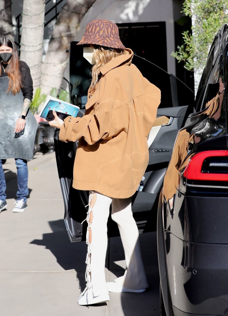 Вязаные легинсы с огромной курткой-рубашкой: одеваемся комфортно и модно по примеру Хейли Бибер