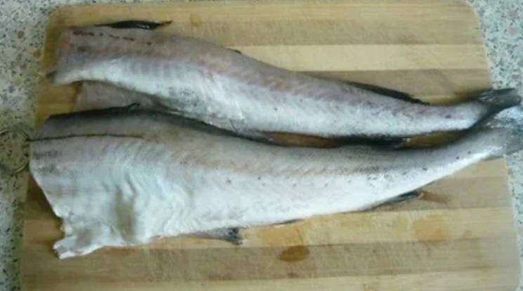 Недорогая рыба, в 100 г которой содержится суточная норма йода, нужного для здоровья щитовидки (даже больше, чем в креветках и устрицах)