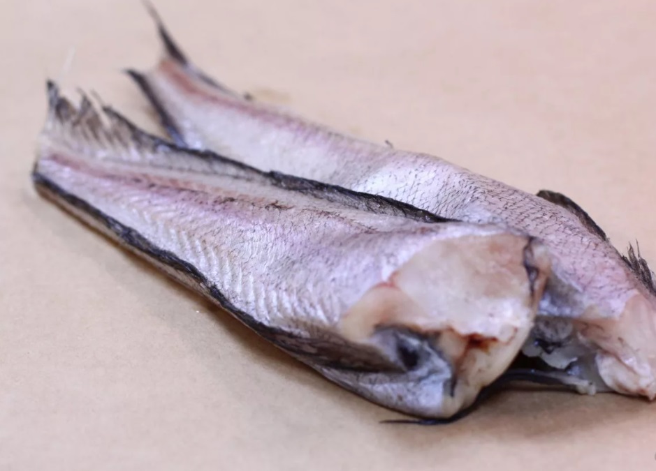 Недорогая рыба, в 100 г которой содержится суточная норма йода, нужного для здоровья щитовидки (даже больше, чем в креветках и устрицах)