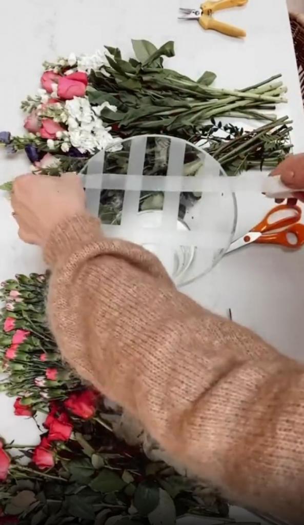 Как сделать роскошный букет из любых цветов: трюк со скотчем и вазой