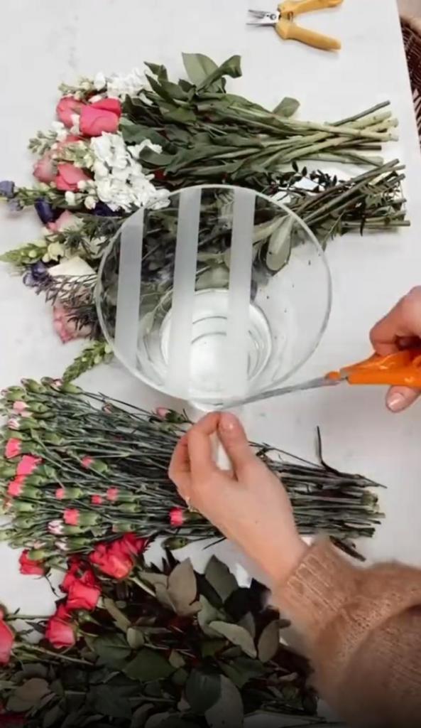 Как сделать роскошный букет из любых цветов: трюк со скотчем и вазой