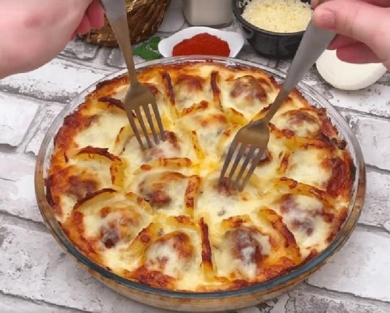 Блюдо к праздничному столу: картофель с фрикадельками с сыром по-французски