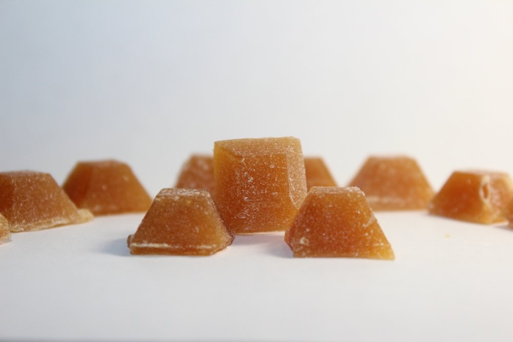Полезные сладости: алтайские ученые нашли способ "сушить" мед, превращая его в леденцы с ягодами и травами