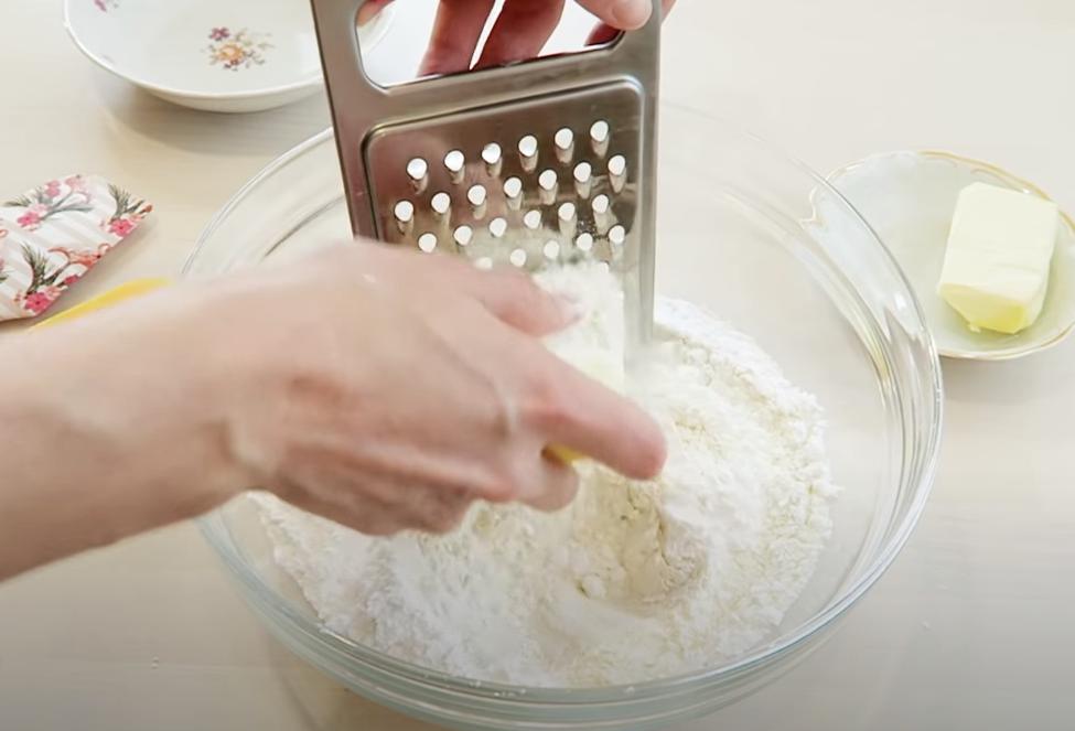 Специально держу с осени в морозильнике сливу, чтобы делать свой любимый песочный пирог с безе и корицей: рецепт