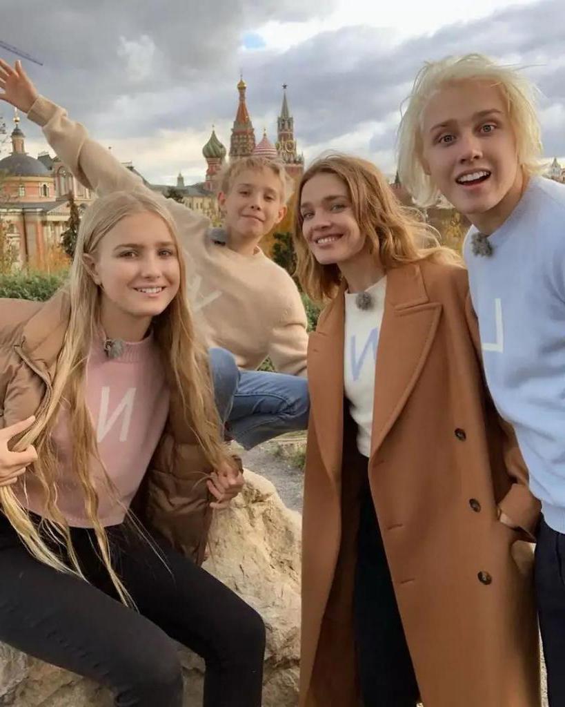 "Словно ровесники": российские звезды со своими взрослыми детьми, которые выглядят как сверстники