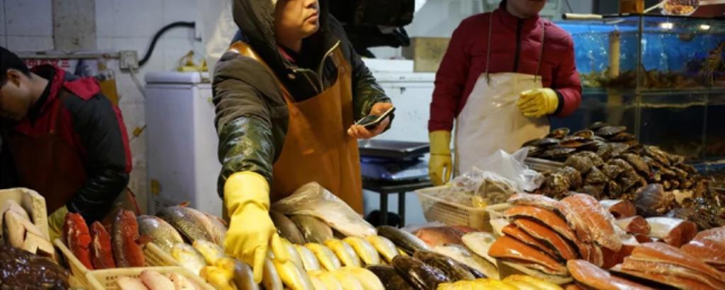 Пандемия могла начаться за пределами Китая: китайские ученые заявили, что вирус изначально был завезен вместе с замороженными морепродуктами из Эквадора