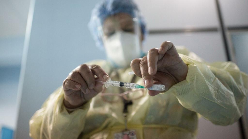 Инфекционист сравнил российские вакцины от коронавируса: «Спутник V» и «КовиВак»