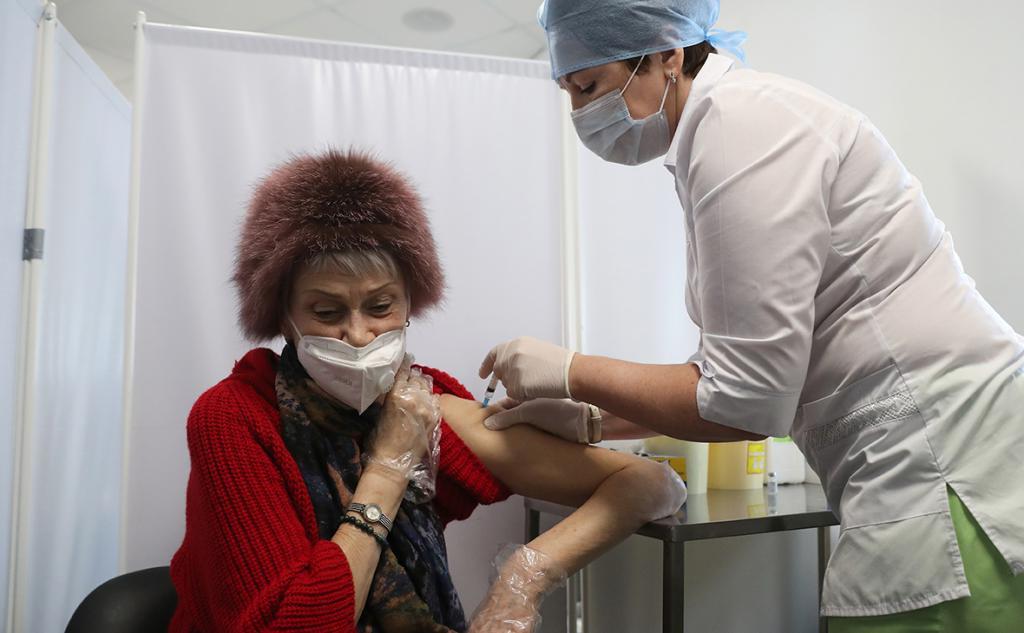 Около 15 % добровольцев, которые привились вакциной Центра имени Чумакова «КовиВак», оказались без антител