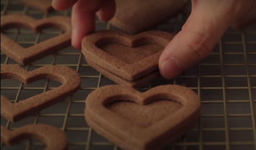 Фигурное печенье "Шоколадное сердце": готовим хрустящую выпечку с изумительной начинкой