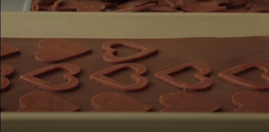 Фигурное печенье "Шоколадное сердце": готовим хрустящую выпечку с изумительной начинкой