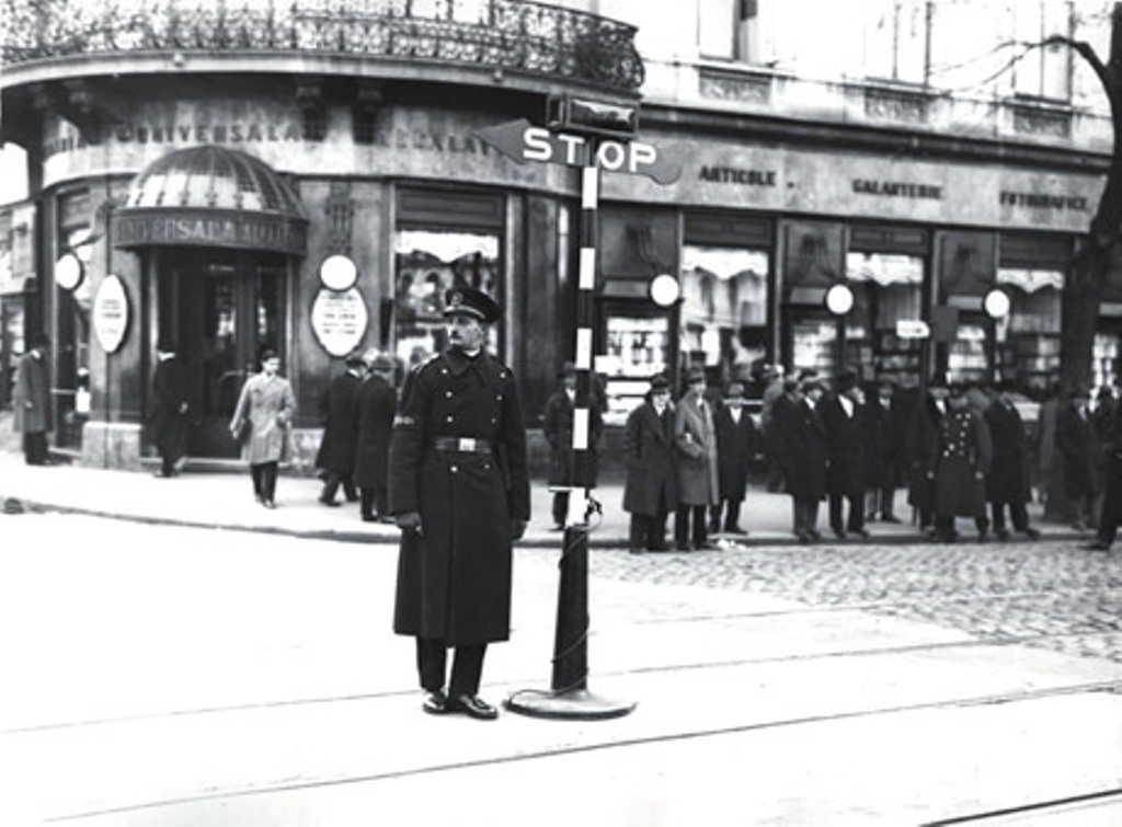 Чугунная готика: первый светофор в мире появился 150 лет назад в Лондоне. Почему его пришлось отключить