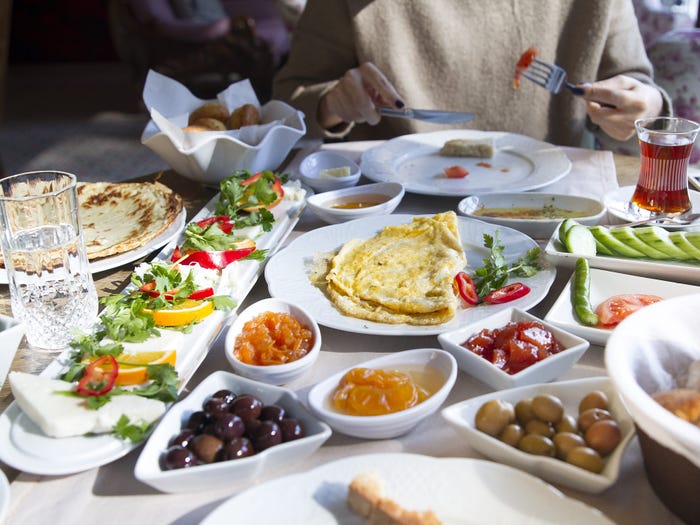 «Не отказывайте себе в еде»: женщина соблюдает средиземноморскую диету уже 20 лет и дала советы, как ее придерживаться