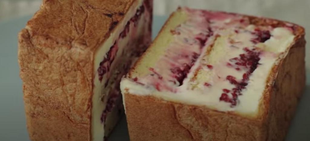 Бисквитный кекс с сюрпризом внутри: достаю воздушное тесто и заполняю румяный квадратик ягодными и сливочными слоями