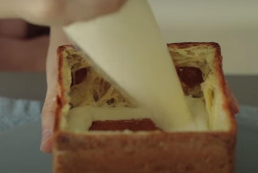Бисквитный кекс с сюрпризом внутри: достаю воздушное тесто и заполняю румяный квадратик ягодными и сливочными слоями