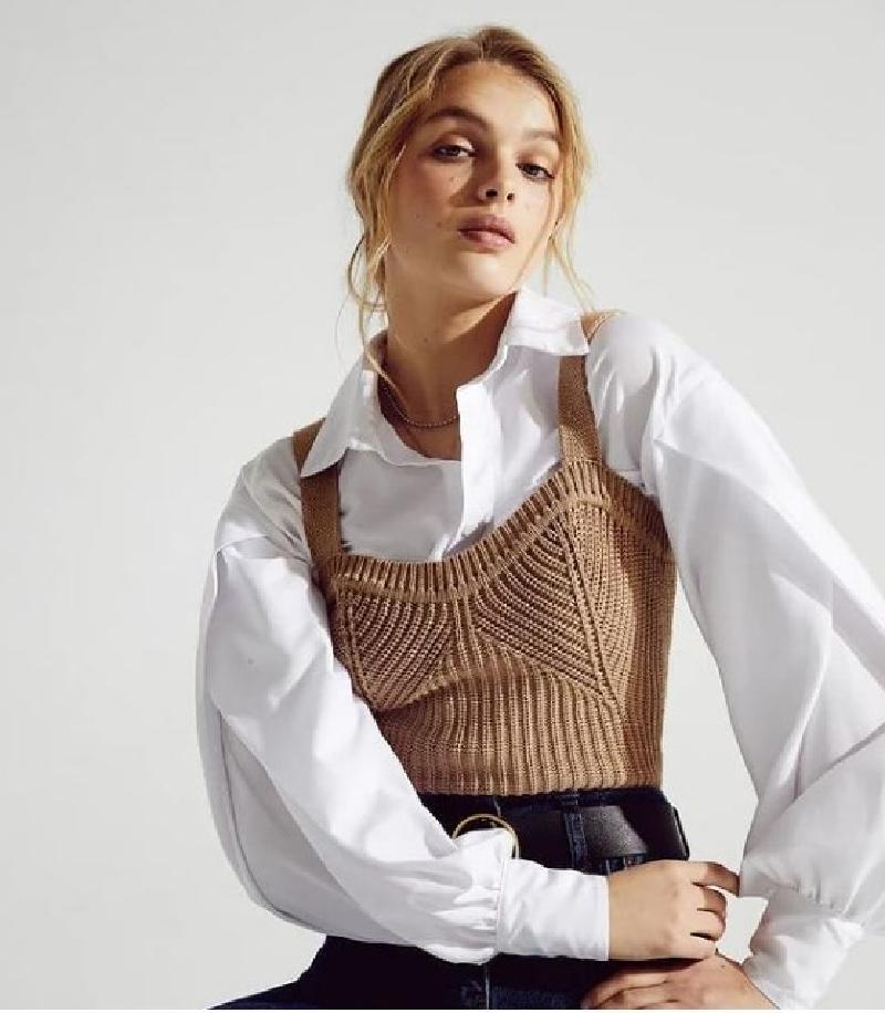 Модный тренд весны-2021: как носить трикотажное бра прямо поверх рубашки