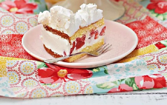 Творожный торт с клубникой и безе: делаю на бисквите с замороженными ягодами