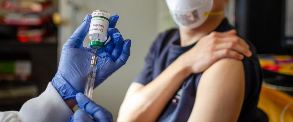 Как проверить эффективность прививки от COVID-19: врач назвала 3 признака развития иммунитета