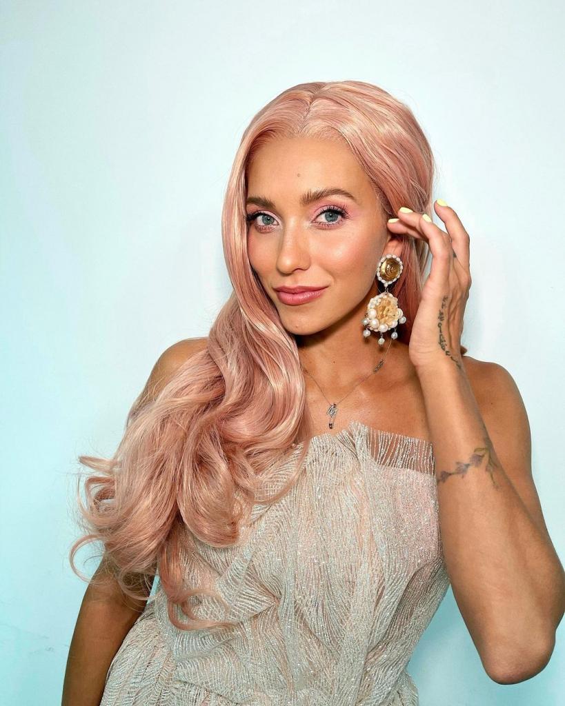 Поклонники раскритиковали новый образ Регины Тодоренко с розовыми волосами