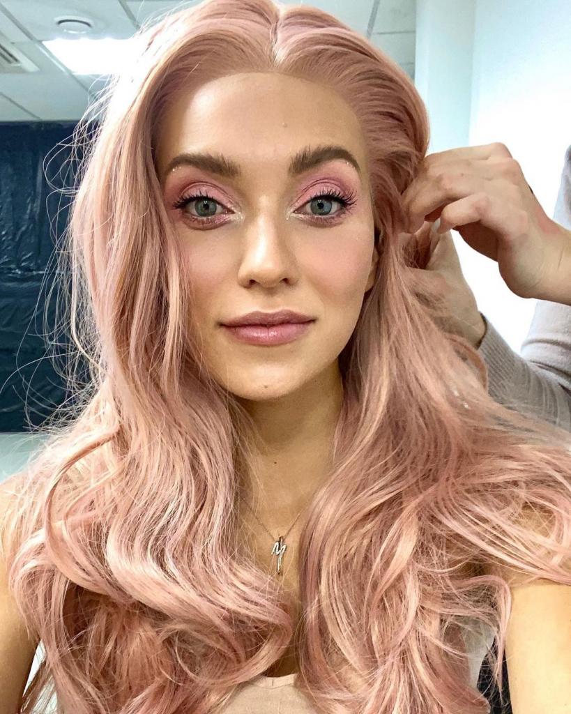 Поклонники раскритиковали новый образ Регины Тодоренко с розовыми волосами