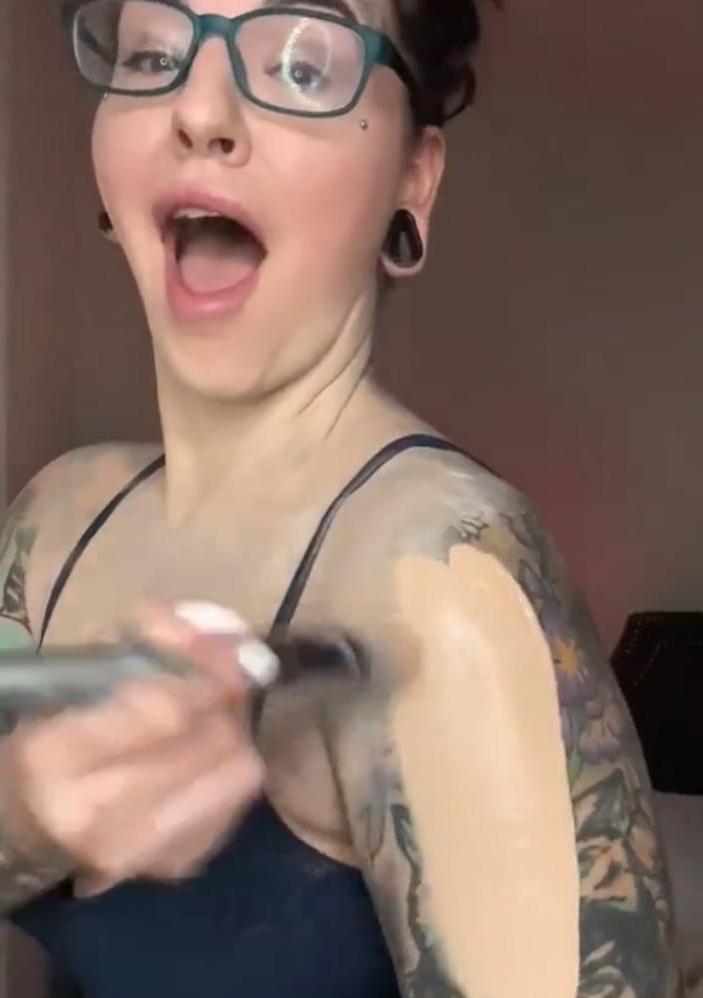 "Это лишило меня уверенности в себе": девушка спрятала татуировки под слоем тонального крема и показала, как она выглядит