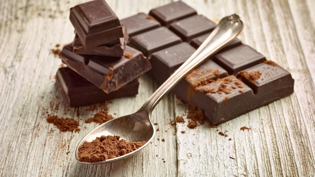 Розу и имбирь лучше не брать: диетолог назвала самую полезную начинку для шоколада